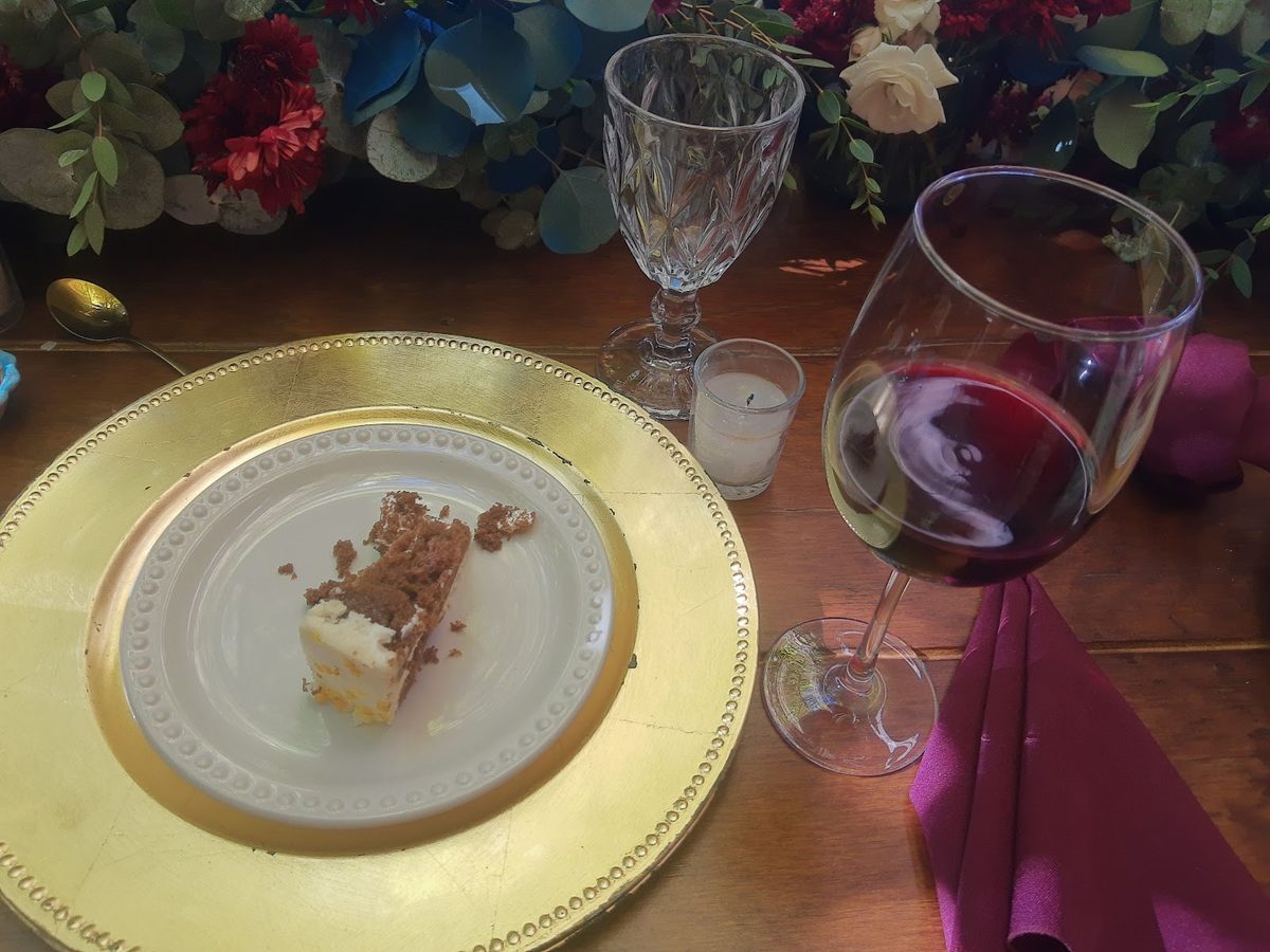 Detalle de mesa de boda: plato base dorado, copas y flores