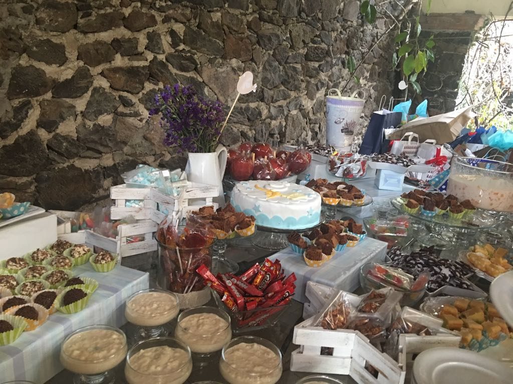 Mesa de postres montada frente al muro de piedra